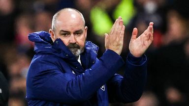 GLASGOW, SZKOCJA – 15 LISTOPADA: Szkocki menedżer Steve Clarke świętuje prowadzenie 1:0 podczas eliminacji do Mistrzostw Świata FIFA pomiędzy Szkocją a Danią na Hampden Park 15 listopada 2021 roku w Glasgow w Szkocji.  (Zdjęcie: Craig Williamson / SNS Group)